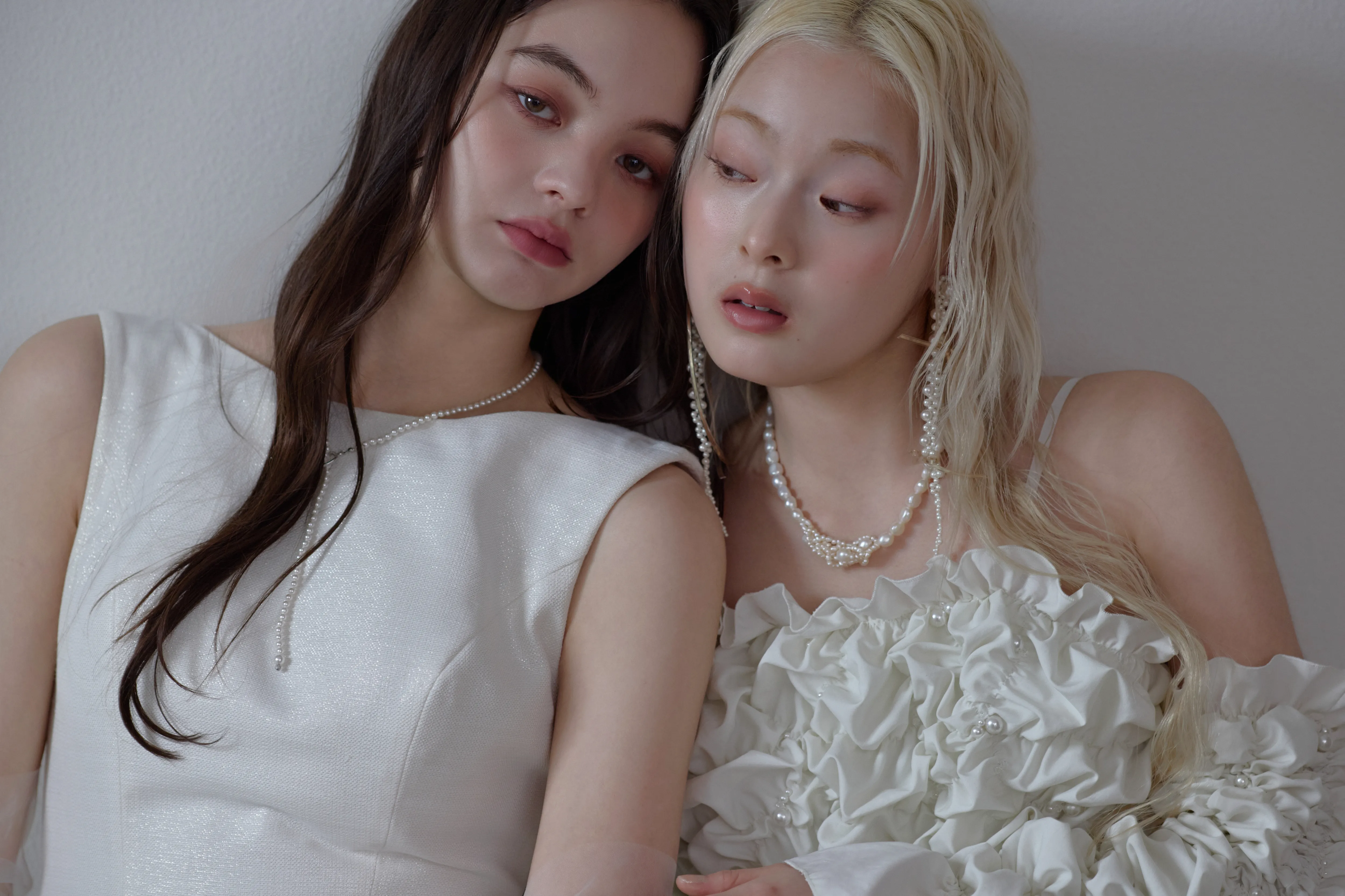 モデルさん二人が衣装を着て頬を寄せ合っている写真